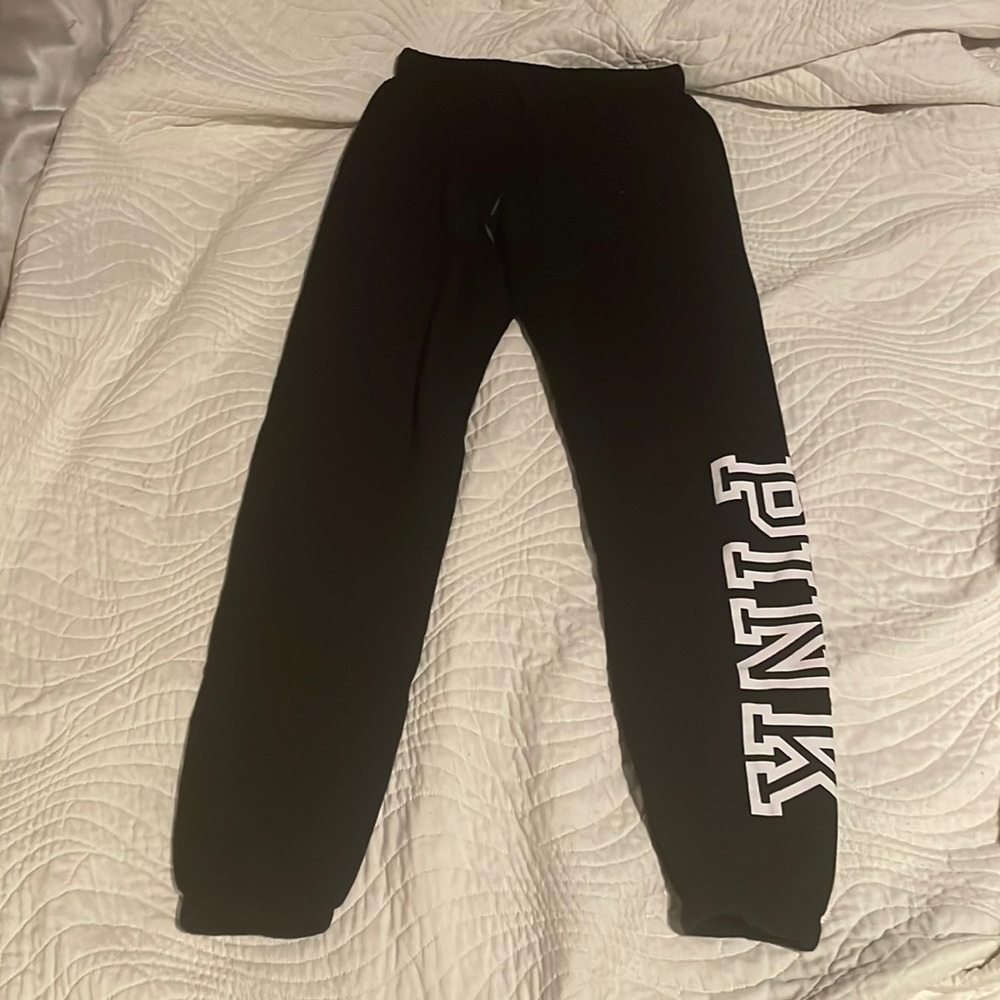 Hi im selling Pink sweatpants worn 6 times.